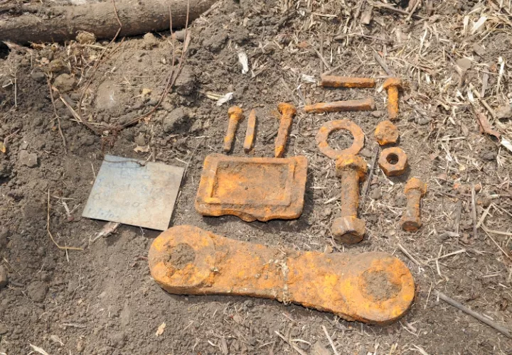 Tornillos y piezas de acero hallados en excavación de ampliación.