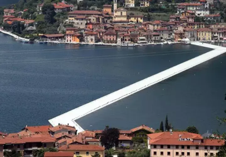 Vista general del proyecto "The Floating Piers" sobre el lago de Iseo. Foto/ EFE