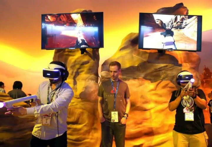 Los asistentes juegan Farpoint con un auricular y la pistola Sony PlayStation VR de Realidad Virtual. Foto/ EFE