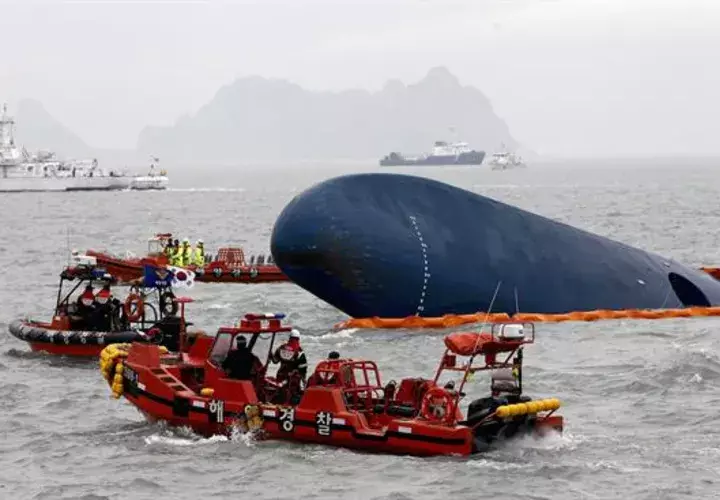 Oficiales de la guardia costera surcoreana participan en la operación de rescate tras el naufragio del ferri Sewol, el 17 de abril de 2014, en el que desaparecieron unas 300 personas, la mayoría estudiantes de bachillerato. Foto: EFE/Archivo