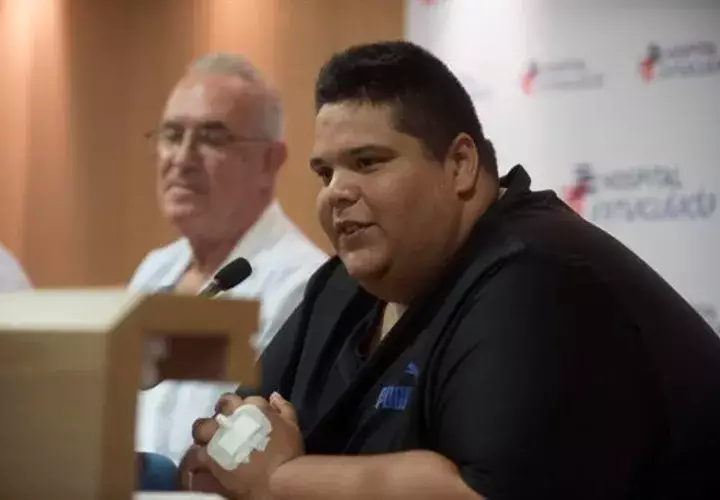 Juan Manuel Heredia (d), un joven de 29 años vecino de Algeciras (Cádiz), el hombre más obeso de España que este año ha llegado a pesar 300 kilos, junto al doctor Carlos Ballesta esta mañana en el hospital La Inmaculada. Foto: EFE