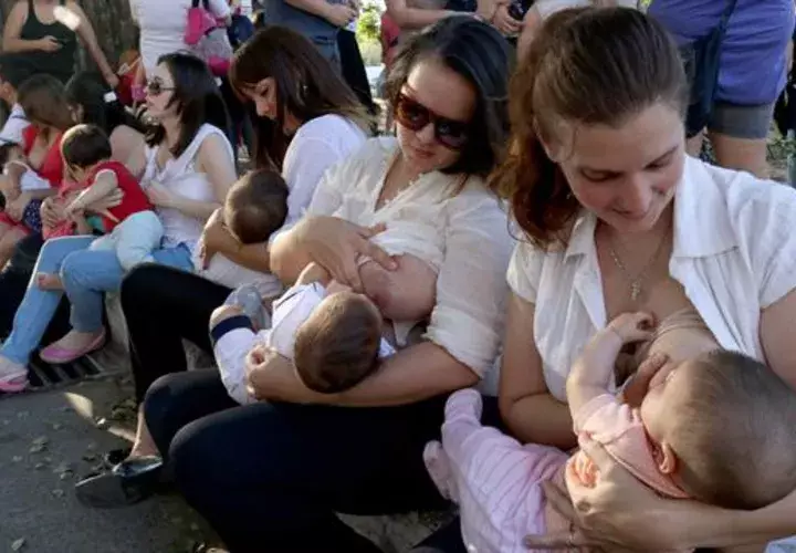 Varias mujeres amamantan simultáneamente a sus bebés. Foto: EFE/Archivo