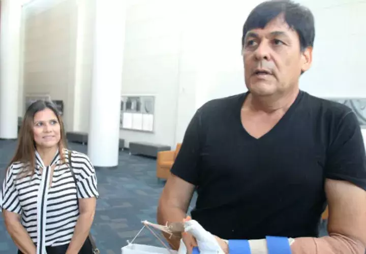 René Chávez acompañado de su esposa. Foto/ EFE