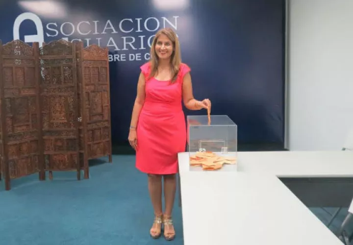 Usha Mayani al ejercer el voto. Foto: Delfia Cortez