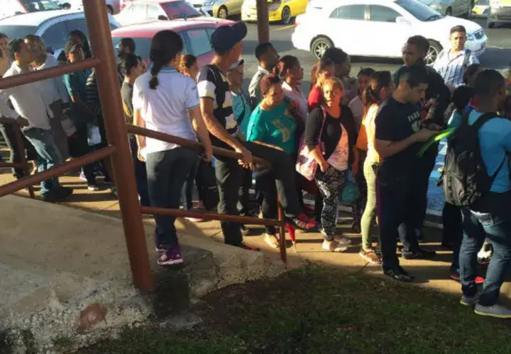 Largas filas de extanjeros en sede de la CSS en Clayton (foto Yesika Valdez)