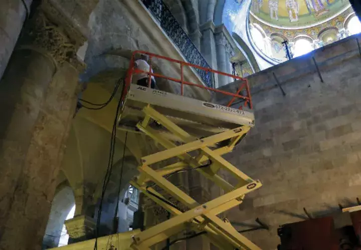 Restauradores del Santo Sepulcro en plena jornada de trabajo. Foto/ EFE