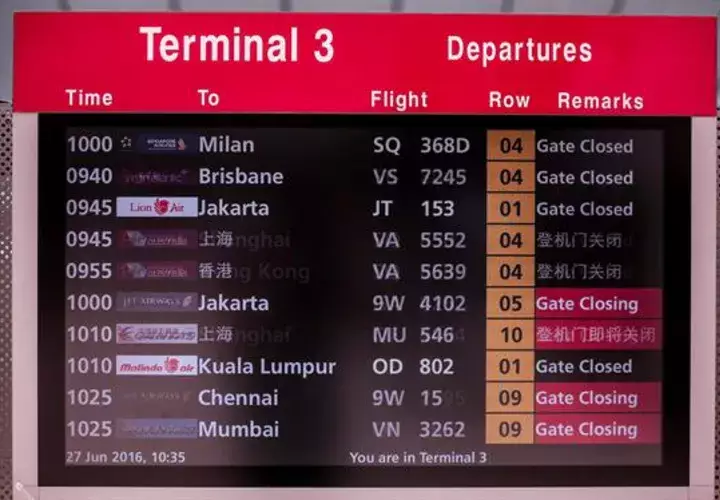 Panel informativo en el aeropuerto donde se informa de que un avión de la aerolínea Singapore Airlines tuvo que realizar un aterrizaje de emergencia que provocó un incendio. Foto: EFE