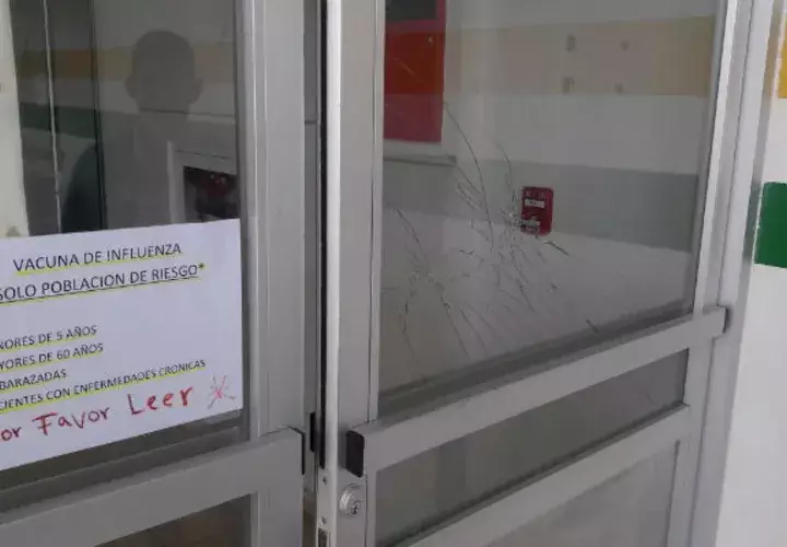 Así dejaron la puerta. Foto: José Manuel Adames