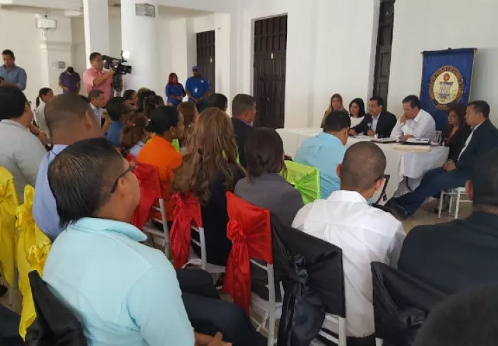 Vista de la reunión con el Ministro. Foto: Delfia Cortez
