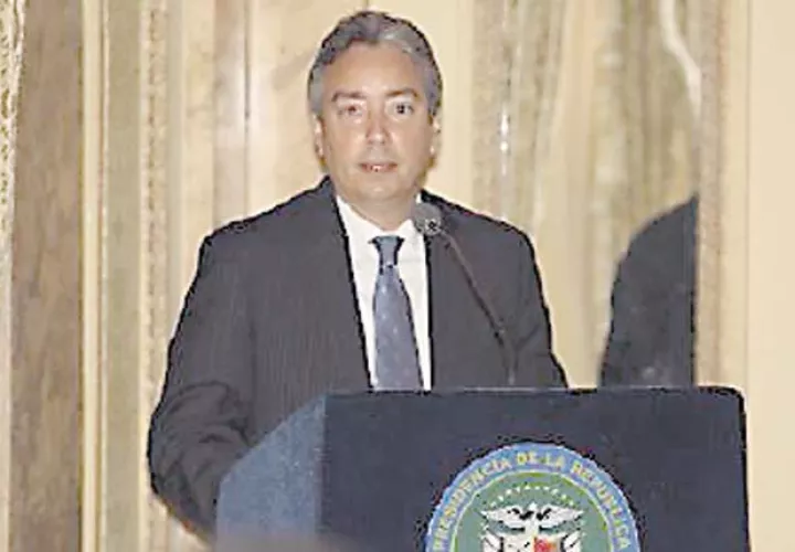 Renuncia en la Superintendencia de Seguro revive quejas contra Riesen