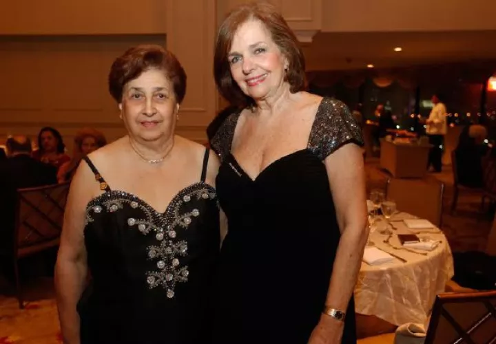 4. Marcela González y Evelyn de García Borge.