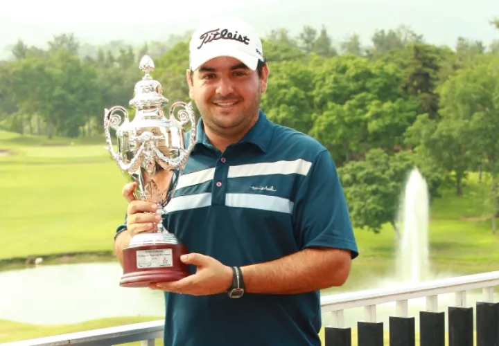 Luis Cargiulo sostiene el trofeo que lo acredita como el campeón del Isthmian. /Foto Anayansi Gamez