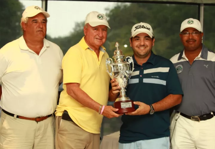 Cargiulo junto a los miembros de Apagolf. /Foto Anayansi Gamez