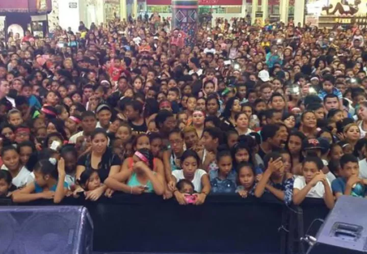 Los presentadores Bettina y Domil también asistieron al evento para toda la familia.