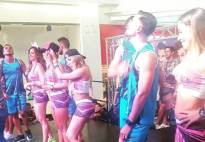 Los participantes y asistentes interactuaron en tarima.