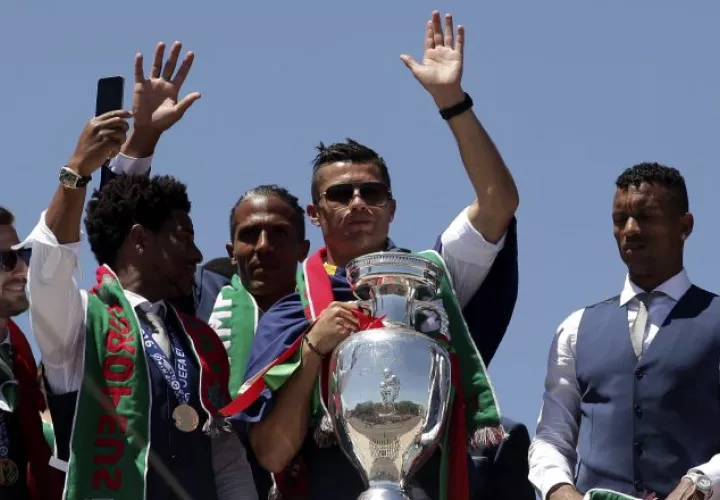 Los jugadores de la selección portuguesa  Adrián Silva, Eliseu, Bruno Alves, Cristiano Ronaldo  y Nani muestran el trofeo de campeones  a sus seguidores. /Foto EFE