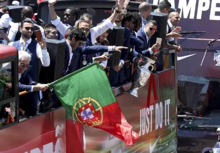 Los aficionados se tomaron las calles de Lisboa ayer. /Foto EFE
