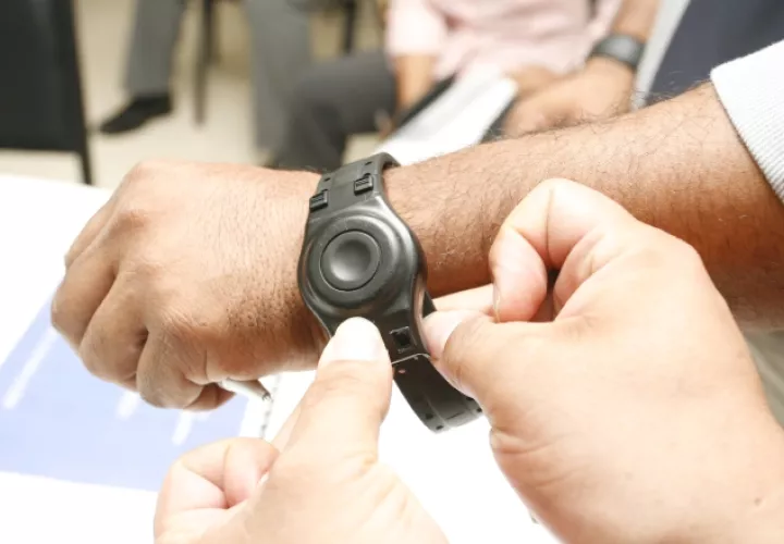 El brazalete se aplica a ciertas personas en Panamá /Foto Archivo