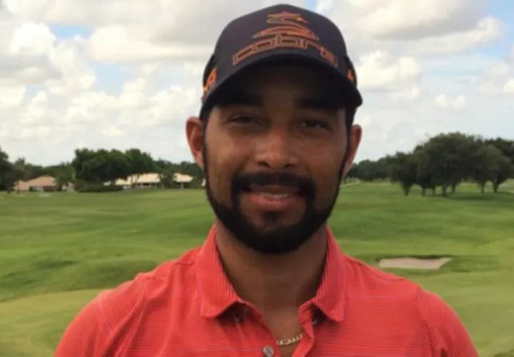 Omar Tejeira muestra su membresía. /Foto PGATourLA
