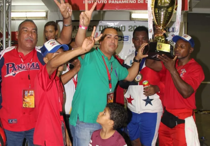 El equipo masculino de Panamá celebra el título obtenido por segundo año consecutivo en el Guantes de Oro. /Foto Pandeportes/ Cortesía