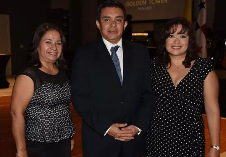 5. Migdalia Miranda, Santiago Paz y Judith Guerrero.
