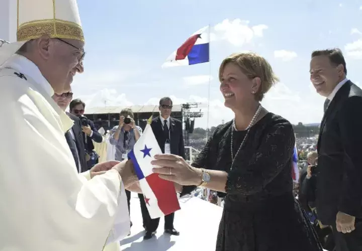 La pareja presidencial asistió ayer a la misa de clausura de la JMJ en Cracovia, oficiada por el papa. /Foto EFE