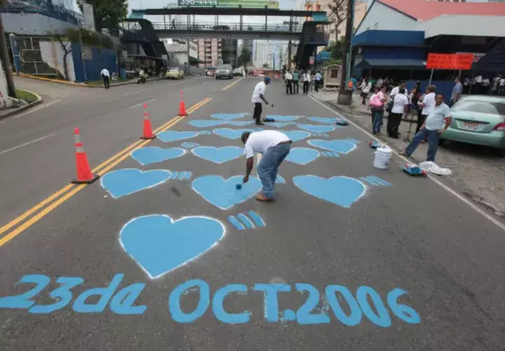 Cada año los familias de las víctimas pintan corazones azules en el lugar de la tragedia 