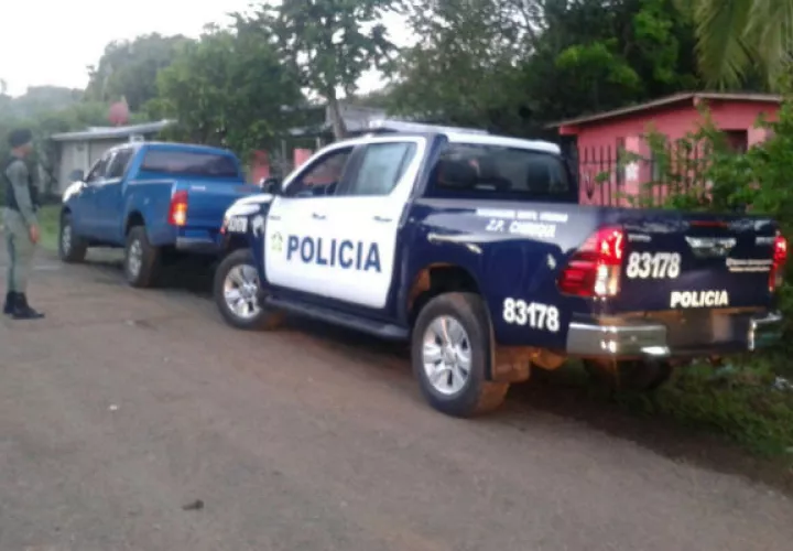 Agentes policiales vigila una vivienda. FOTO: José Vasquez