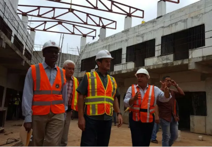 Inspecciona obra. Foto: José Vásquez 