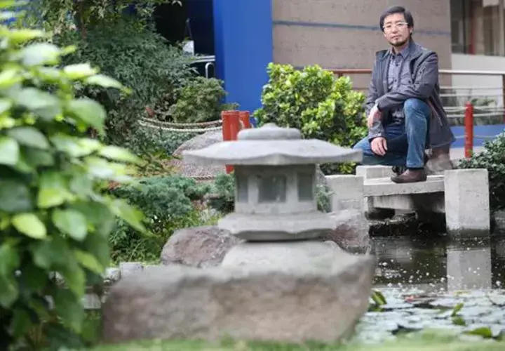 El científico peruano Marino Morikawa posa este en el Jardín Japonés de un club deportivo, en Lima (Perú). 