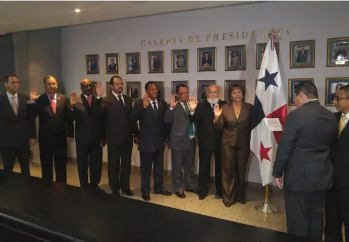 Juramentan a presidentes de comision 