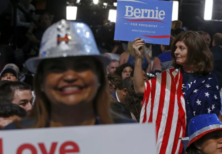 Seguidores de Bernie Sanders, protestan dentro de la convención demócrata. FOTO/EFE. 