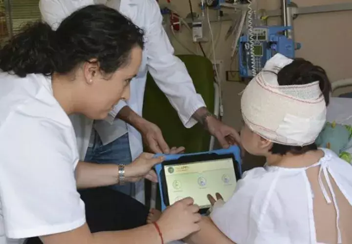 Uno de los pacientes usa la aplicación informática. Foto/ EFE