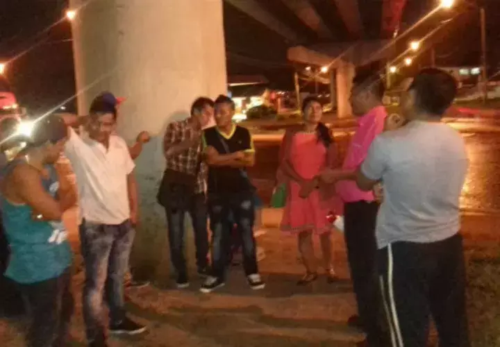 Un grupo pequeño de indígenas en pie de guerra.