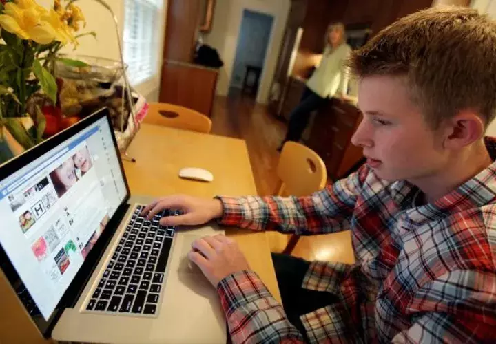 Los niños y jóvenes pasan horas frente a una computadora. FOTO/AP