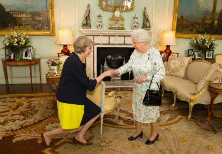 Theresa May junto a la reina Isabel II. Foto/ AP