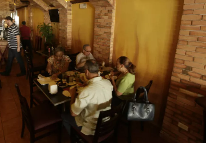 Empresarios han tenido que hacer ajustes en los platos/Archivo.