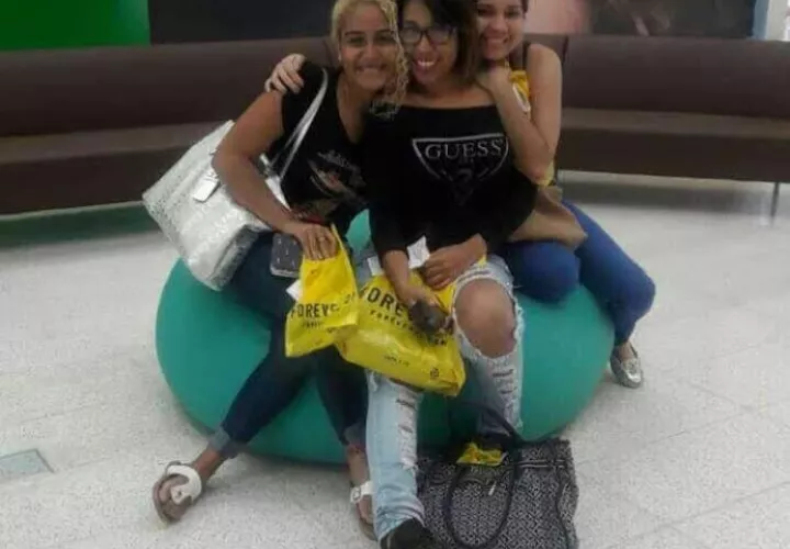 En los extremos Osiris Ortíz y Raquel del Carmen Alvear. La chica del centro fue herida. 