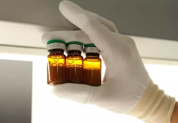 El grupo farmacéutico francés Sanofi anunció hoy que ha establecido un acuerdo de colaboración con un organismo de investigación del Ejército de Estados Unidos para trabajar en la búsqueda de una vacuna para el virus del Zika. Foto: EFE