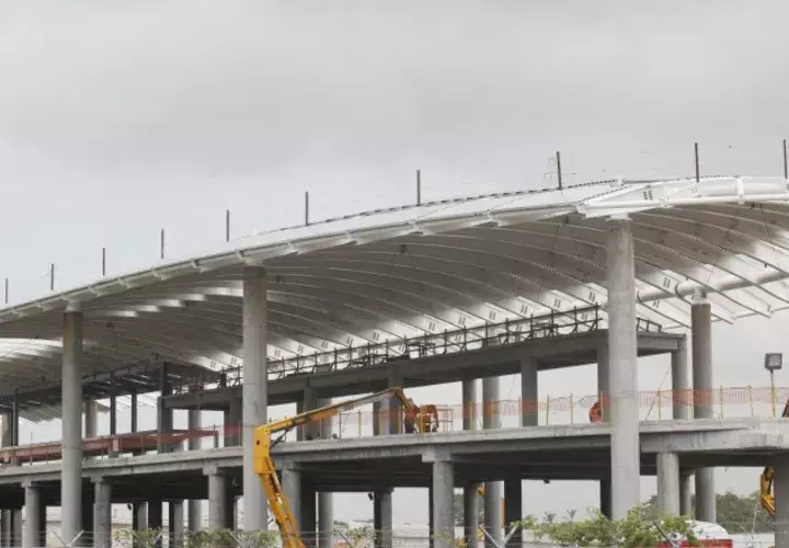 Muelle Sur: Se detuvó la construcción y se adecuó a las necesidades de la empresa Copa, dominante en la terminal, ya que había sido concebida solo para vuelos intercontinentales, como en los aeropuertos de grandes ciudades.