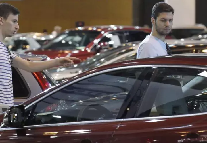 Caen ventas de autos