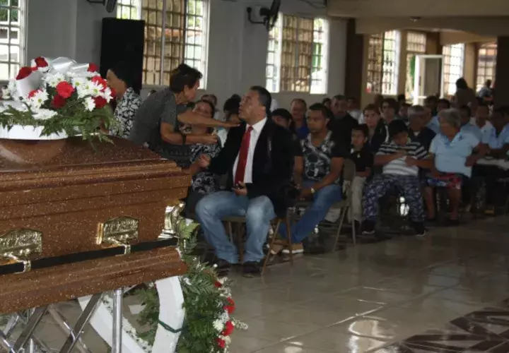 Muestras de dolor durante el sepelio de Kreslyn Rodríguez, conocido como "el doctor de los pobres". /Foto Erick Montenegro 