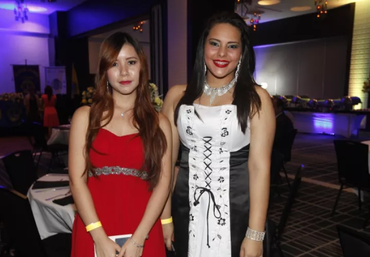 2. Angélica Lee y Astrid Bonilla.