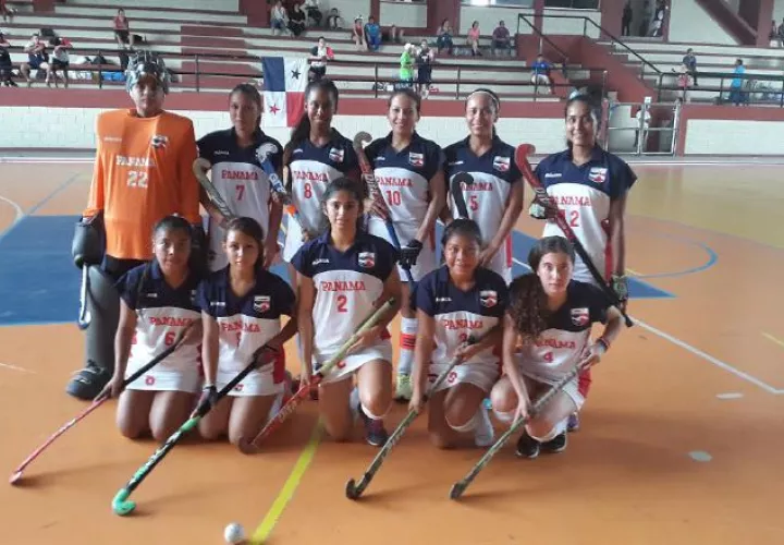 Kersthy Stephanie Montenegro B. (#10) junto a sus compañeras. /Foto CORTESÍA