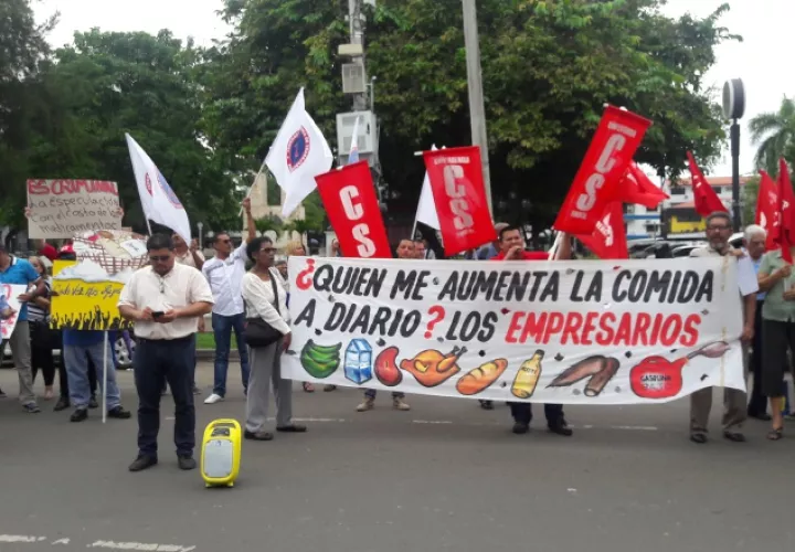 Dirigentes de nueve sindicatos de trabajadores atribuyen el alto costo de la vida a la especulación que existe en el mercado. /Foto Archivo