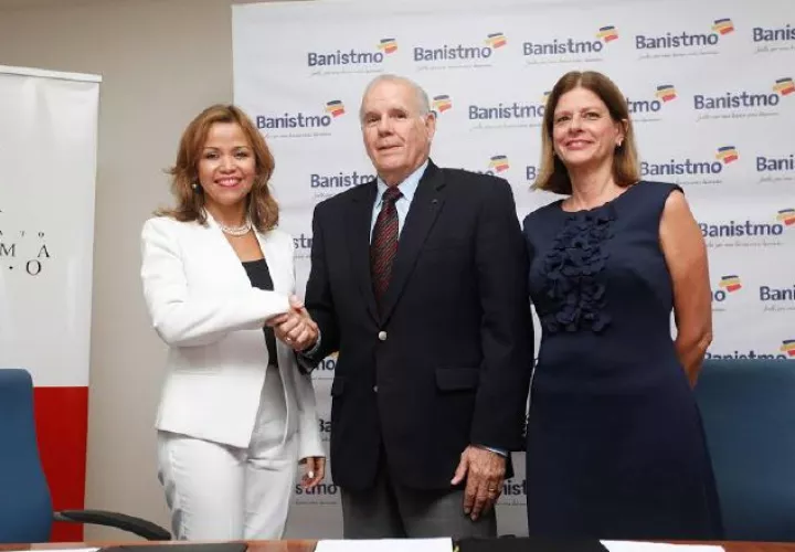 1. Aimeé Sentmat de Grimaldo, Ernesto Boyd y  Julieta de Arango.