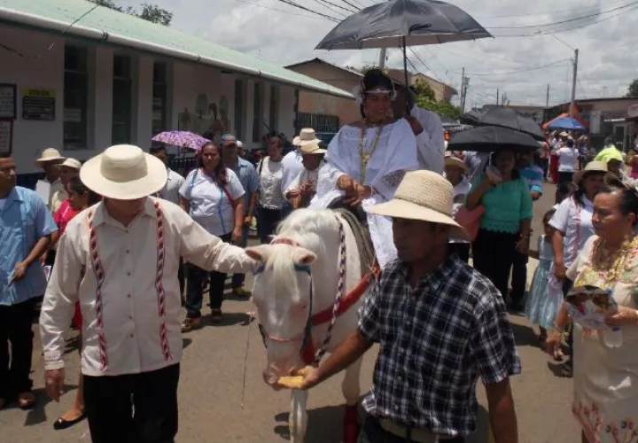 Una de las grandes tradiciones es el paseo de la pareja de recien casados. Foto: Thays Domínguez