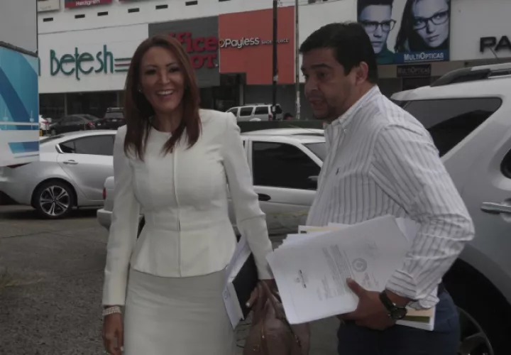 La exviceministra se mantuvo con un sonrisa a su llegada a la fiscalía. /Foto Víctor Arosemena