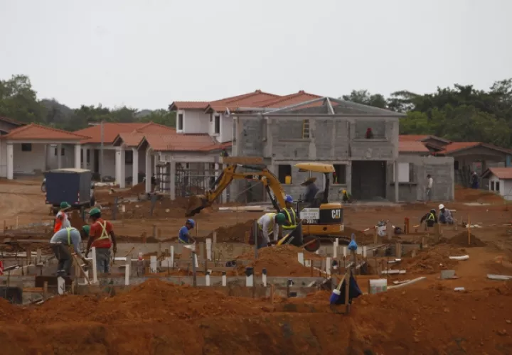 En Panamá, el sector de la construcción se ha visto afectado por la burocracia estatal en la emisión de permisos. /Foto Archivo