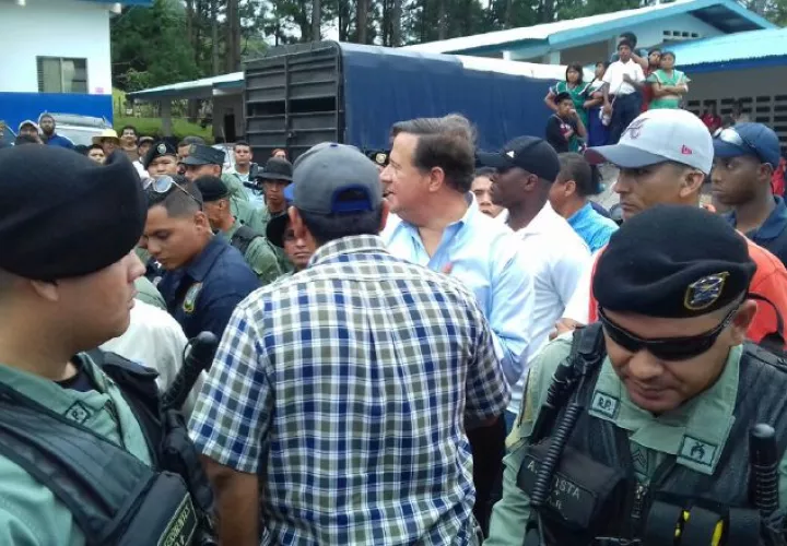 Varela se escudó detrás de la policía para enfrentar a los quejosos.